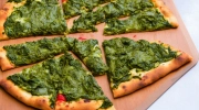 spinach pesto pizza