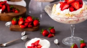 strawberry vanilla pudding trifle